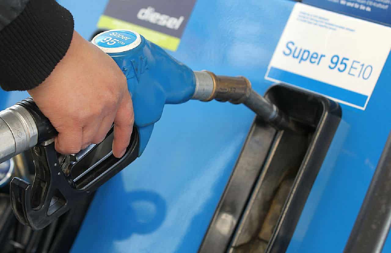 Prezzo benzina, un altro rincaro: il costo supera una soglia "psicologica"