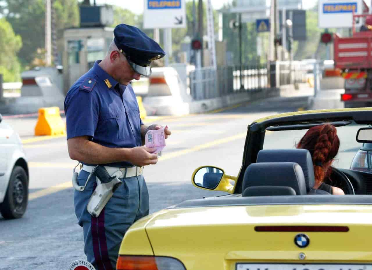 Rinnovo patente Auto, costi e modulistica: l'errore da non fare