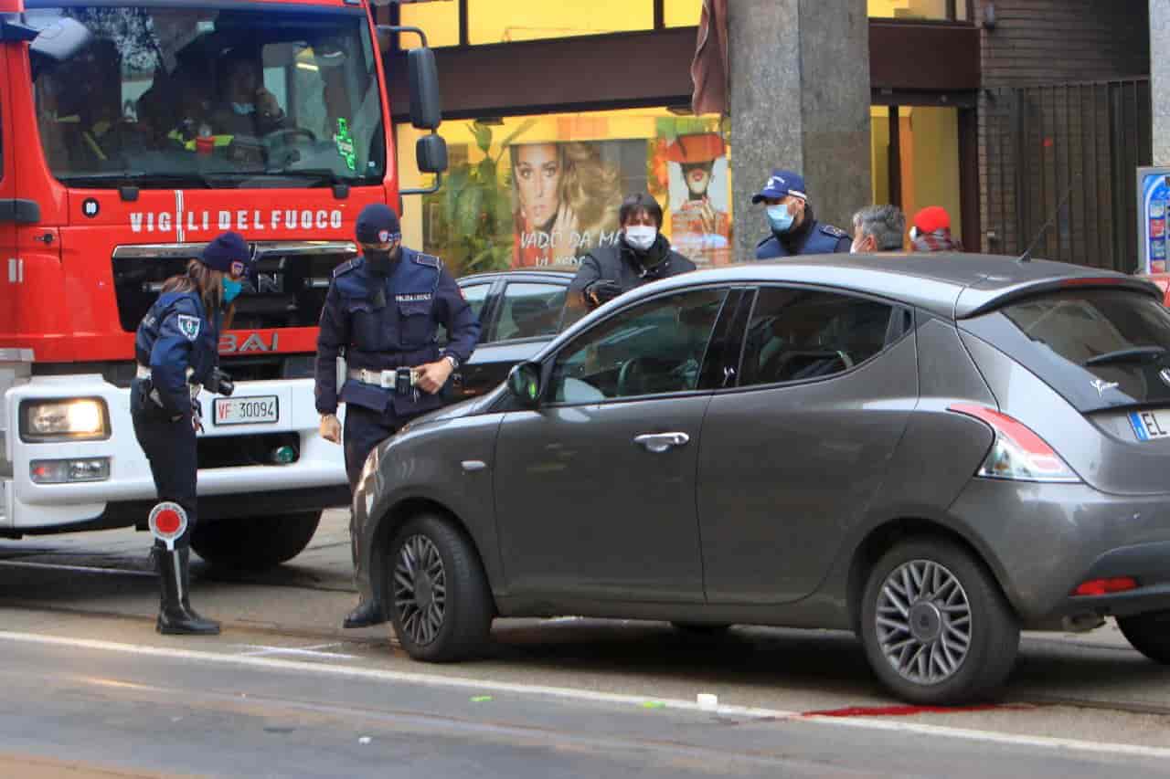 Auto, utilizzo di frecce e indicatori di direzione: si rischiano multe salate