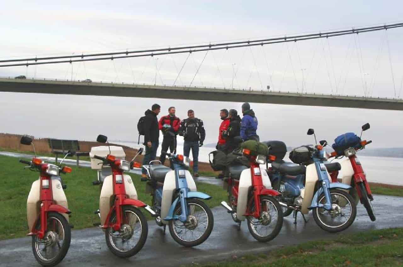 Attraversano 6 nazioni con il motorino, l'impresa sugli scooter Honda C90