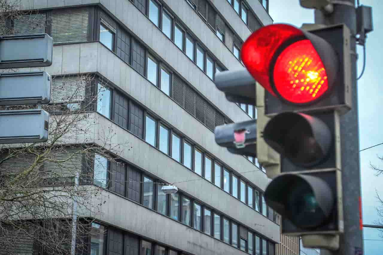 Semaforo rosso, multe e sanzioni: il dettaglio che non va sottovalutato