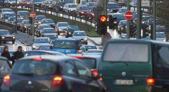 Bloccata in Auto, studentessa si laurea in autostrada: imprevisto a lieto fine