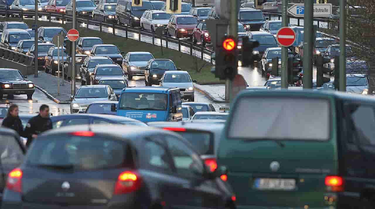 Studentessa bloccata in autostrada per ore: l'epilogo è sorprendente