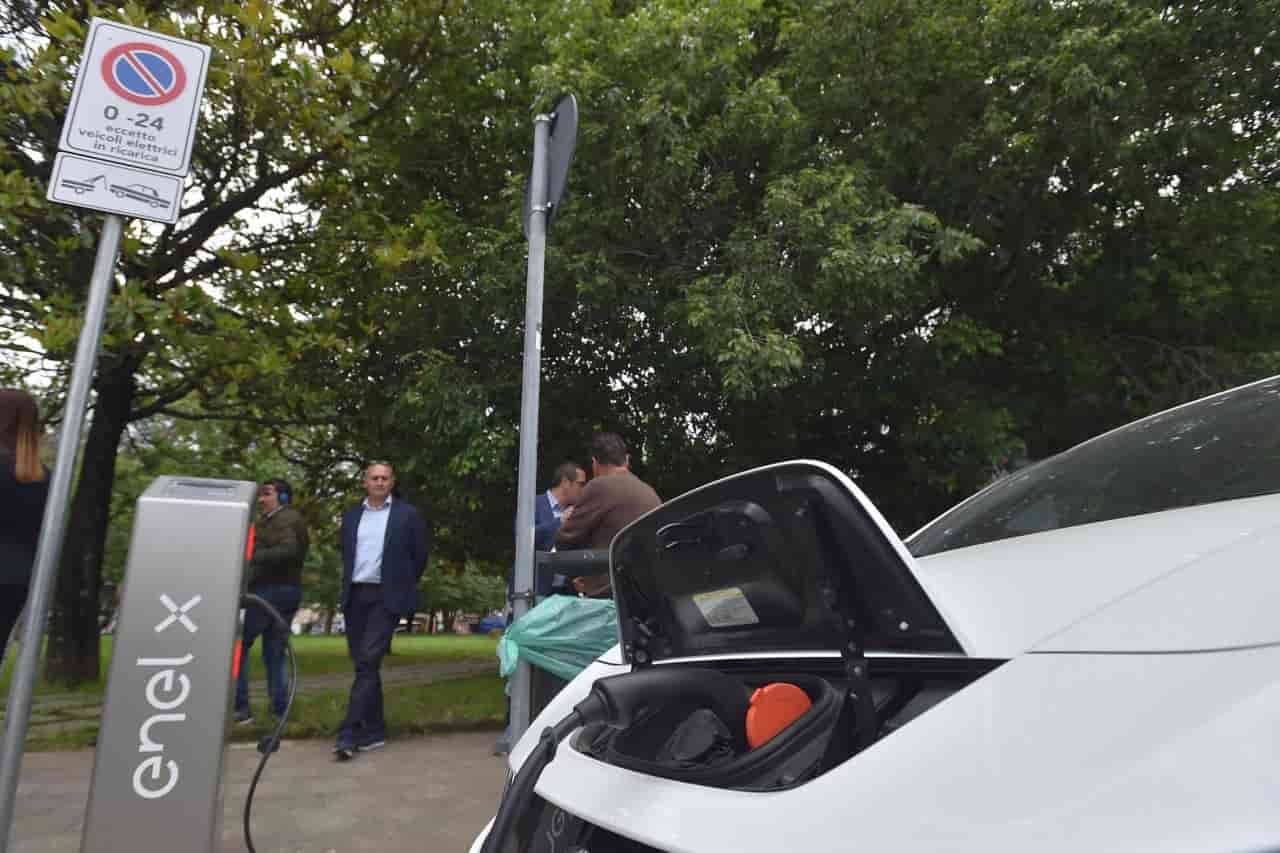 Auto elettriche e durata della batteria: la risposta di un fondatore Tesla