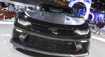 Sgomma con una Camaro a tutta velocità: l’epilogo è imbarazzante – Video