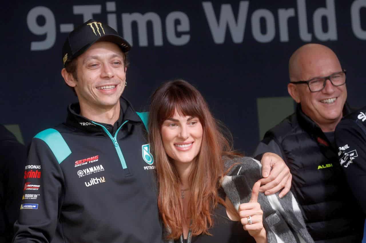 Valentino Rossi, la compagna risponde dopo gli insulti social: le sue parole