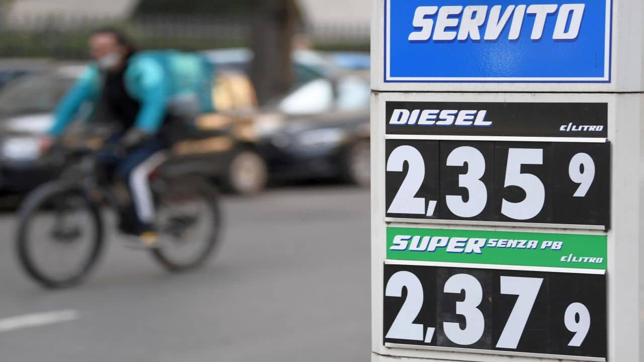 Prezzi benzina, lo sconto del Governo non basta: gli aggiornamenti