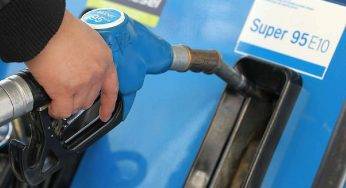 Prezzo Benzina, il costo al self service raggiunge un dato senza precedenti