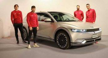 Hyundai Ioniq 5 con i calciatori della Roma: Mourinho regista per un giorno
