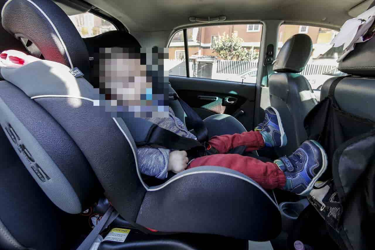 Auto e seggiolini per bambini, il rischio multe è elevato: le raccomandazioni