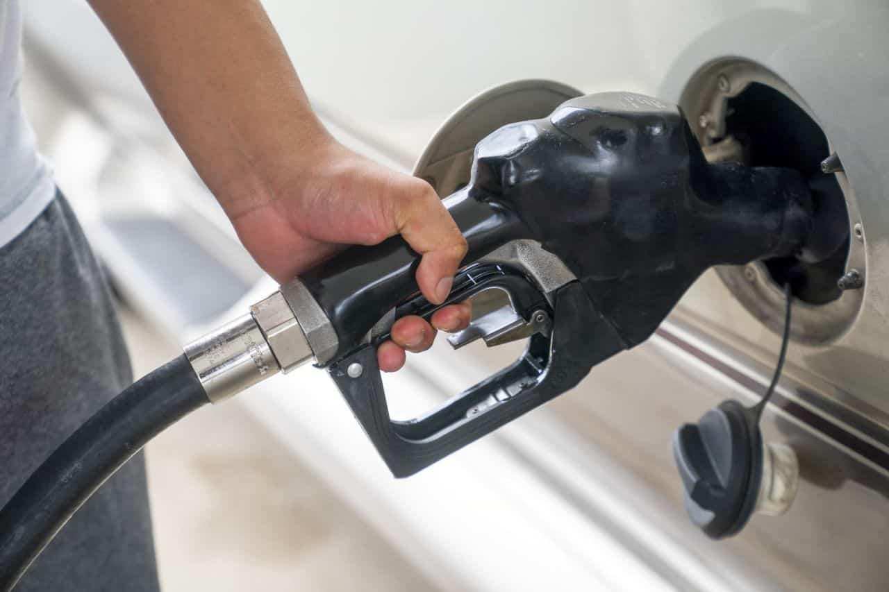 Prezzo benzina, arrivano dati confortanti: costi in calo. Gli aggiornamenti