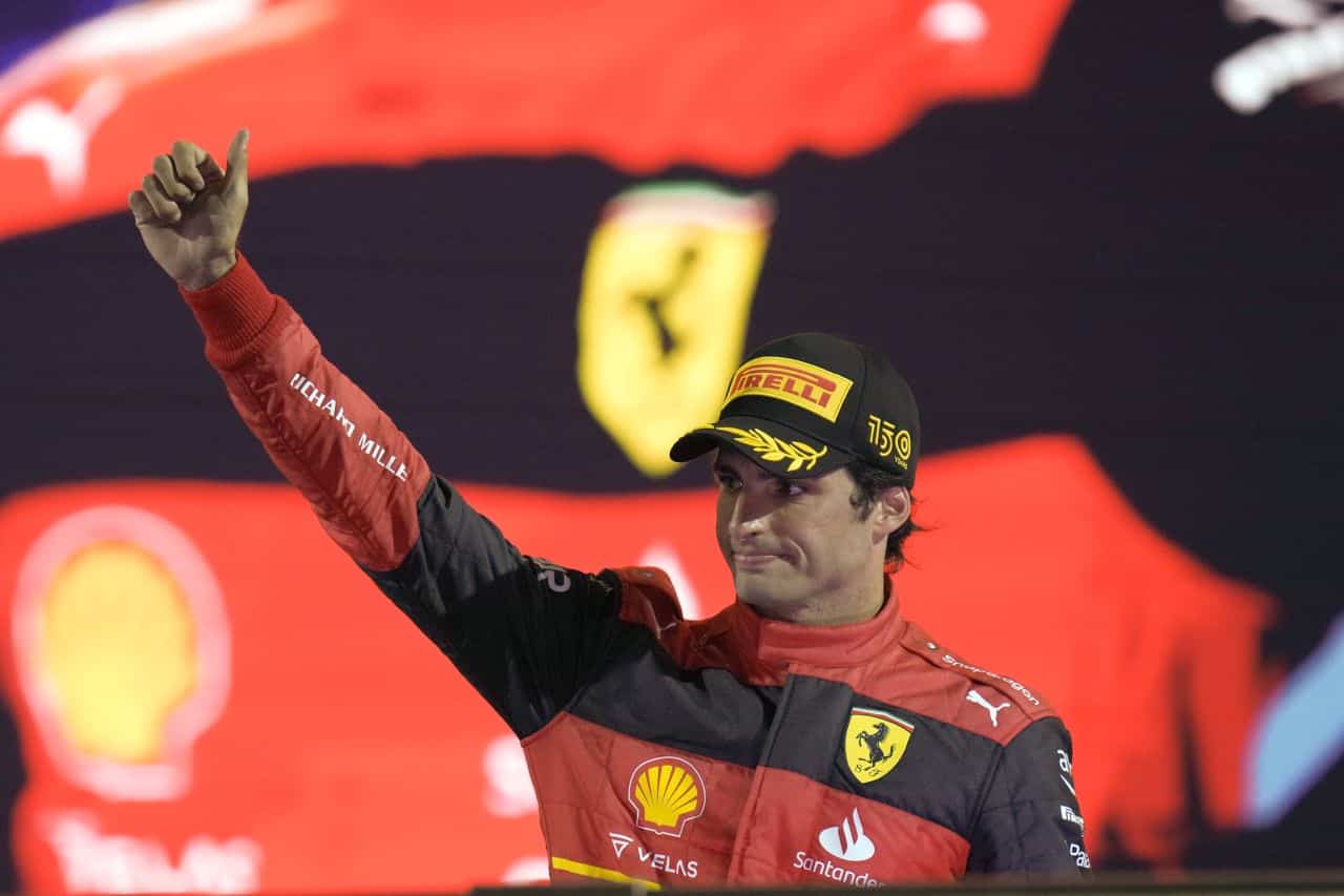 Carlos Sainz, ufficiale il rinnovo con la Ferrari: i dettagli dell'accordo