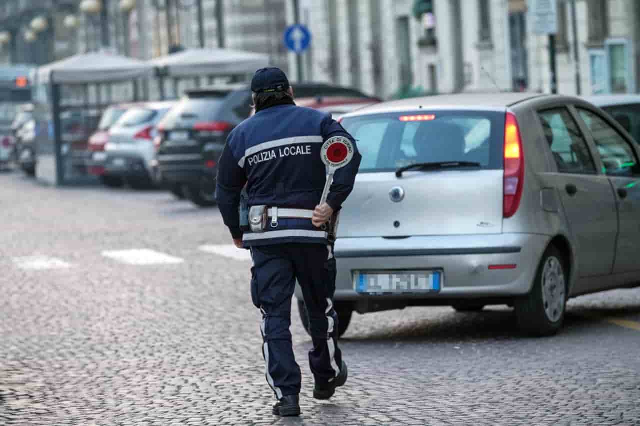 Auto parcheggiata, la disattenzione comune che può costarci una multa salata