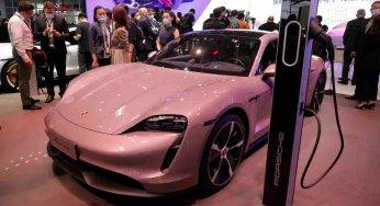Porsche Taycan, lo show vale un record: nessuna Auto ne ha fatti così tanti