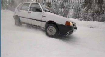 Una Fiat Uno inarrestabile: che derapate in condizioni estreme, il video stupisce tutti