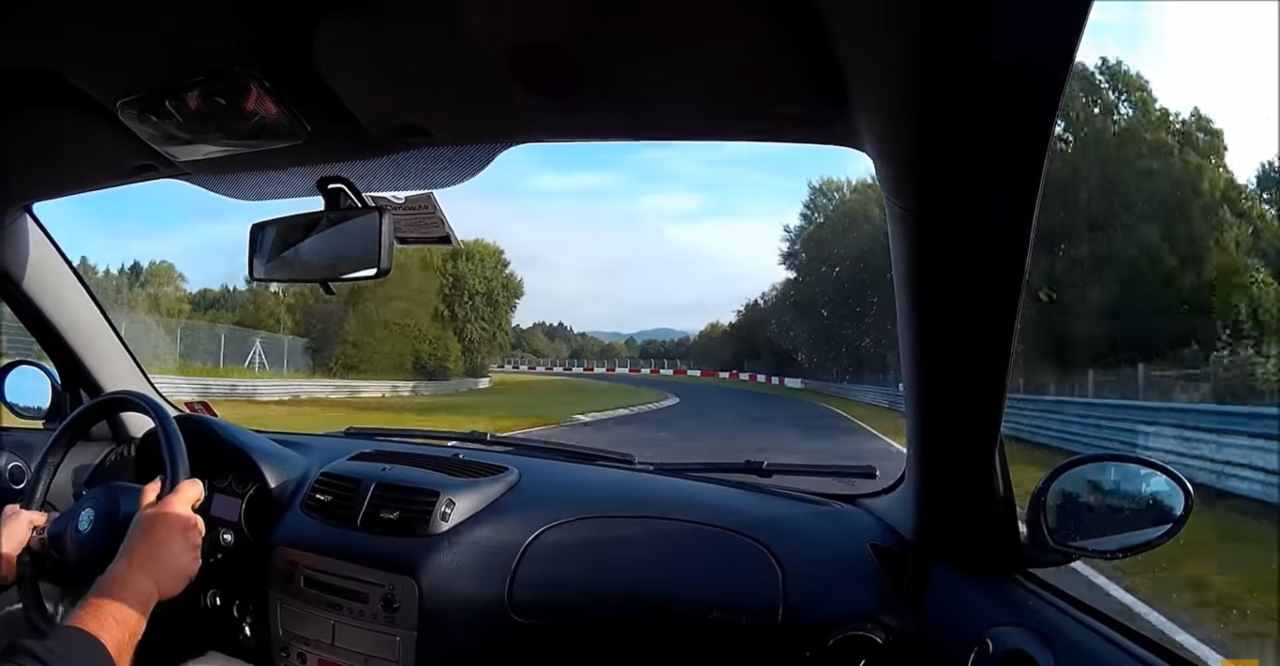 Alfa Romeo 147 a toda velocidad en Nürburgring: adelantar es emocionante
