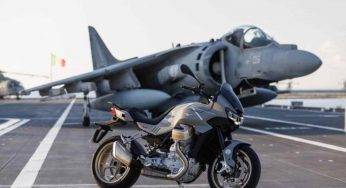 Moto Guzzi V100 Mandello, l’edizione limitata che rende omaggio all’Aviazione Navale – Foto