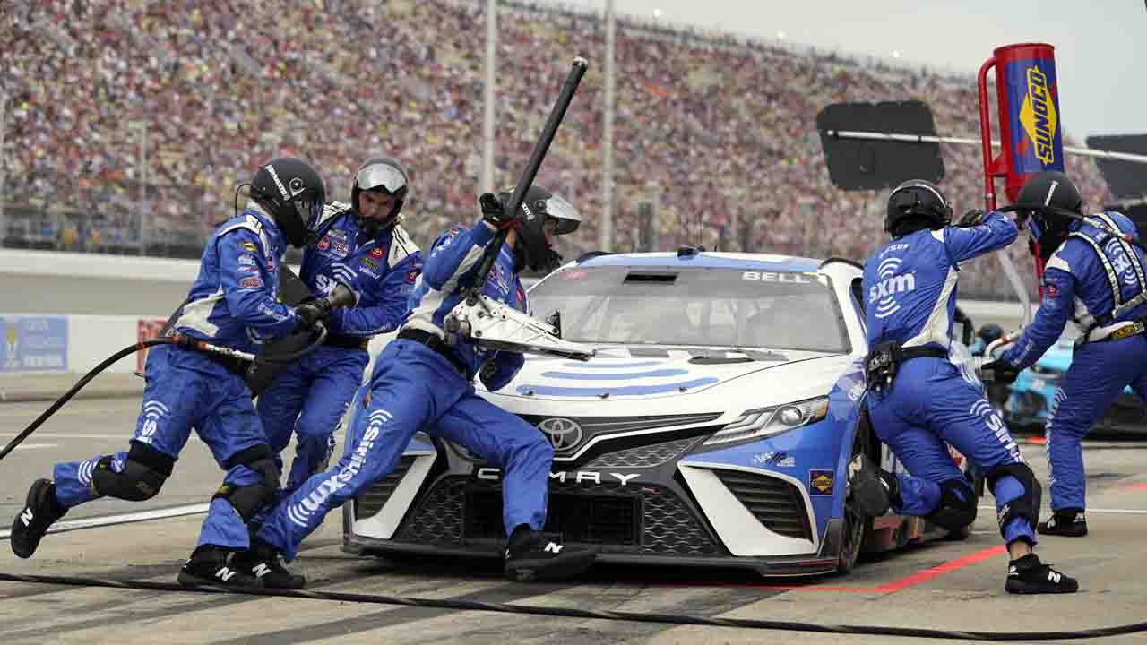 Nascar Bell Automotorinews 101022