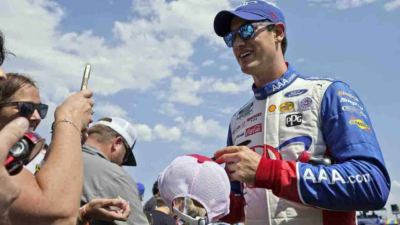 Nascar Logano AutomotoriNews 171022