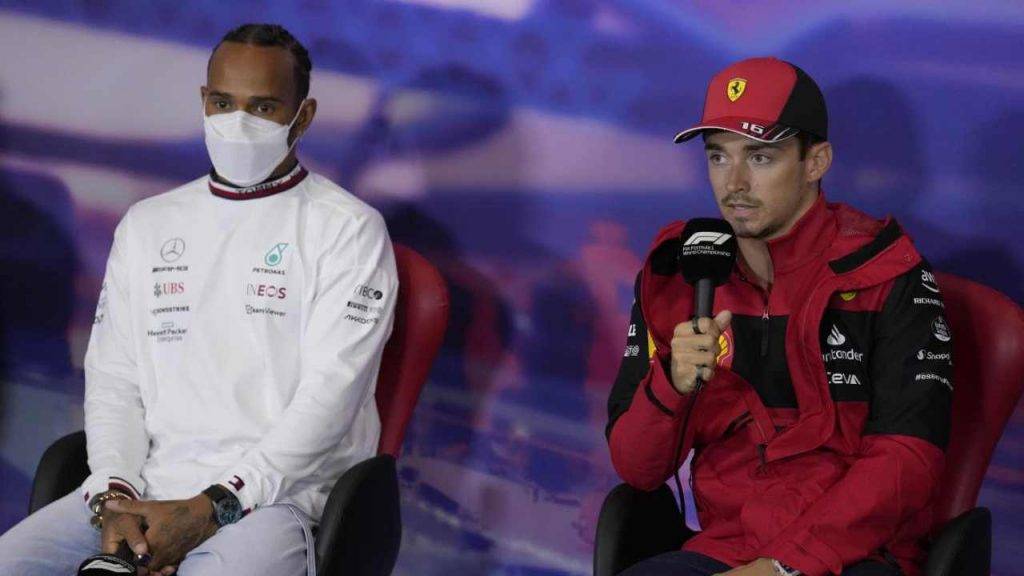 Lewis Hamilton e Charles Leclerc 