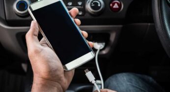 Ricarichi spesso il telefono in auto? Se lo fai in questo modo stai sbagliando: i danni sono enormi