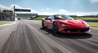 Gli tolgono la patente ma lui è miliardario: la soluzione che trova per guidare le sue supercar è geniale