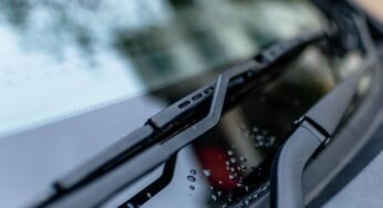 Mantieni il parabrezza dell’auto sempre pulito e trasparente: basta un trucco da 50 centesimi