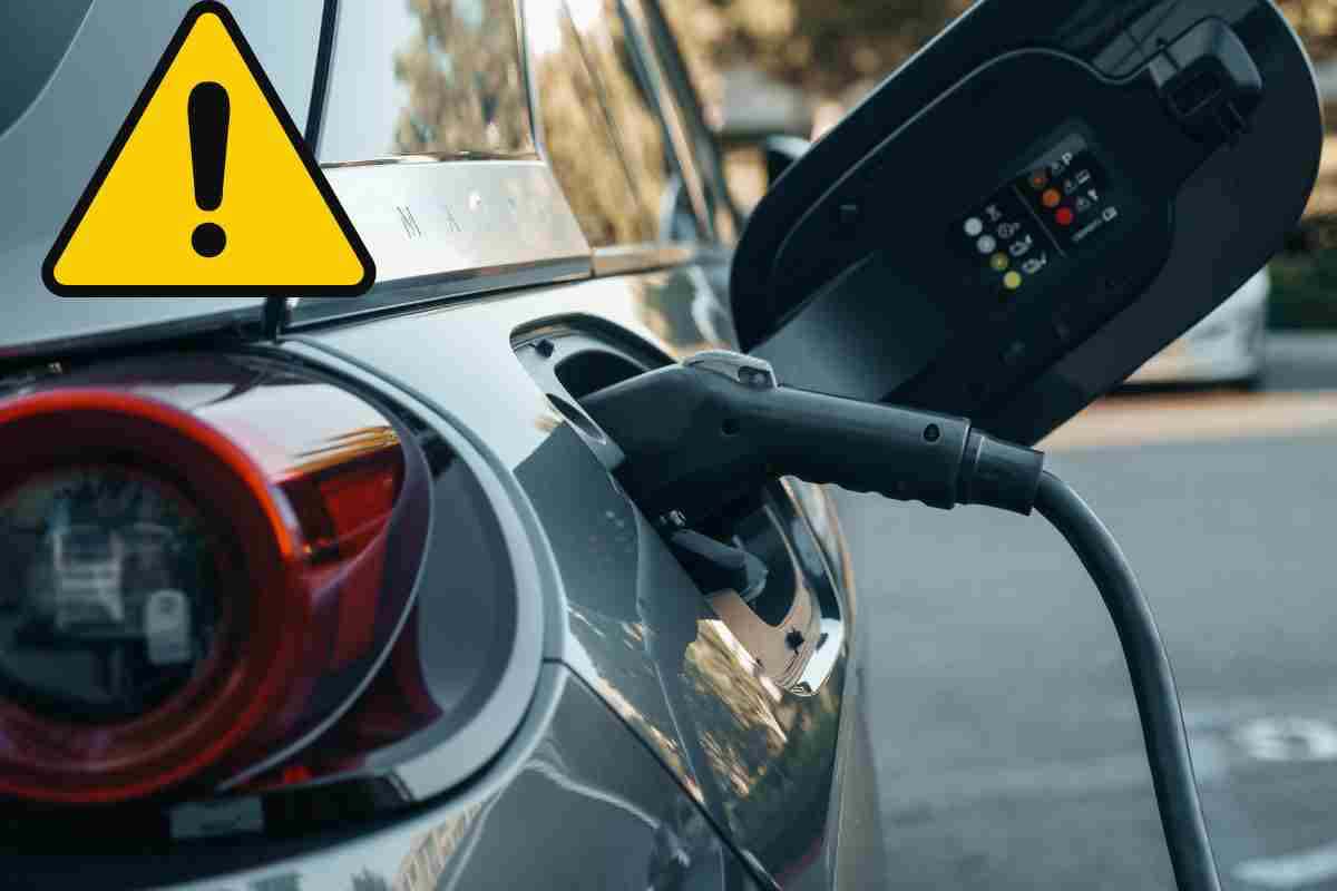 Auto elettrica distrutta