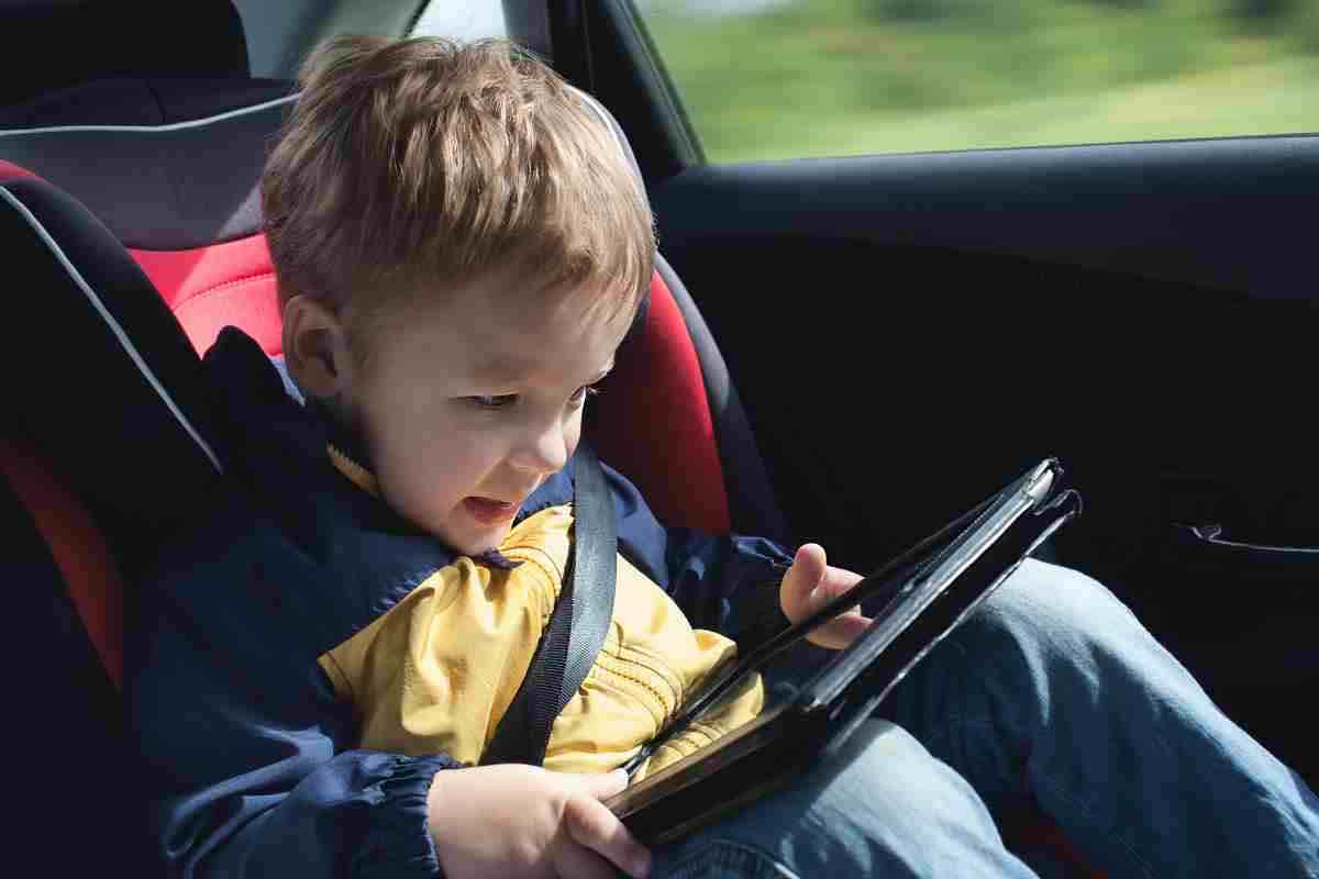 Bambino in auto