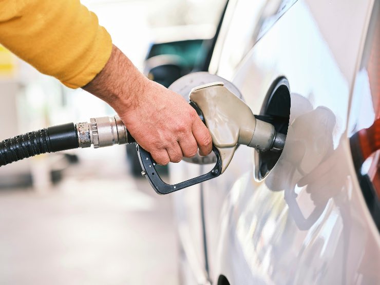 Benzina prezzo calo