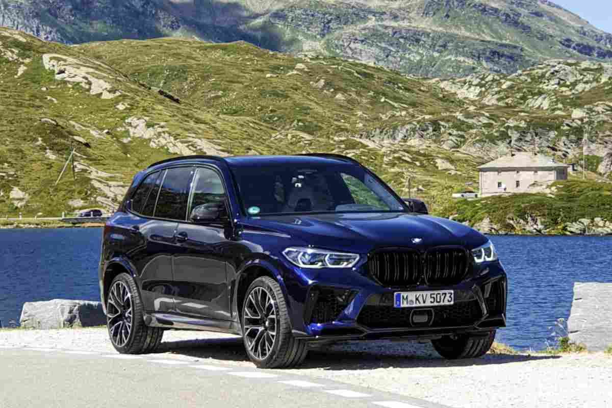 Al vertice della nostra lista troviamo la BMW Serie 5, una berlina che combina lusso, sportività e comfort.