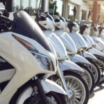 Questo inedito veicolo, che combina le caratteristiche di uno scooter tradizionale a quelle di un'automobile,