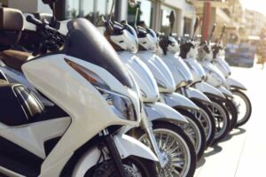 Questo inedito veicolo, che combina le caratteristiche di uno scooter tradizionale a quelle di un'automobile,
