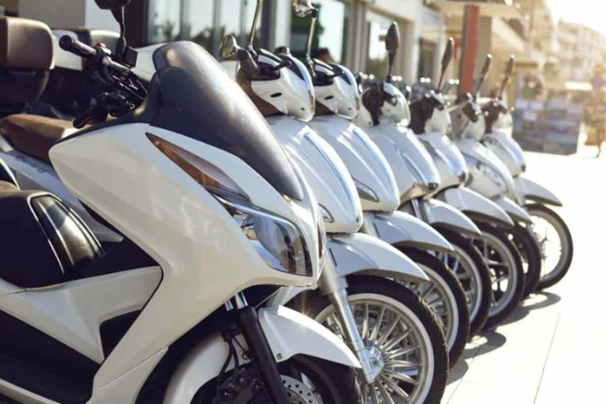 Questo inedito veicolo, che combina le caratteristiche di uno scooter tradizionale a quelle di un'automobile,