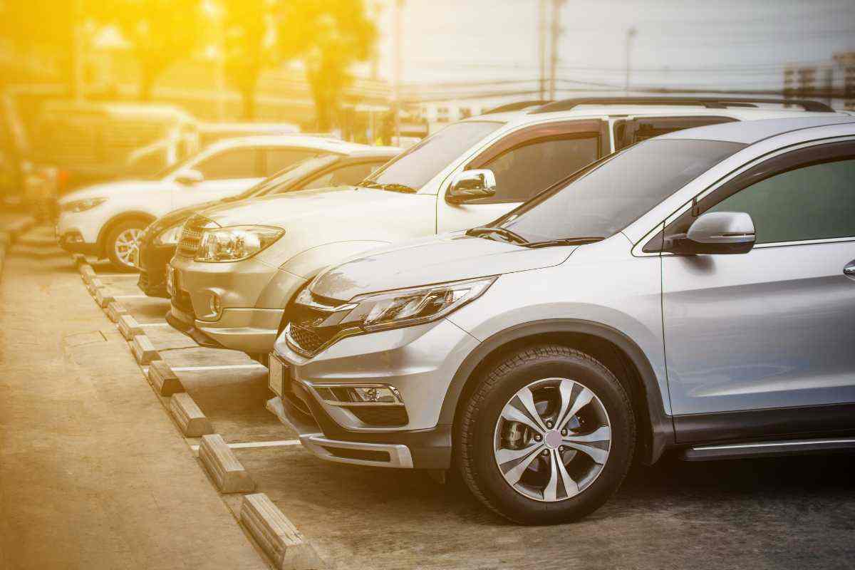 Parcheggio doppia fila reato penale