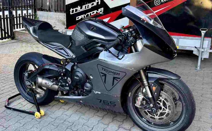 Motocicletta Triumph Triple