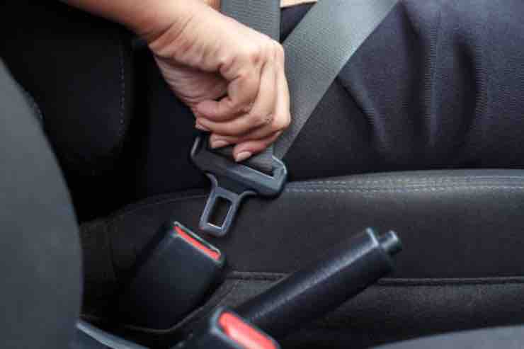 Mettere cintura sicurezza