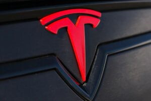Tesla ritardo