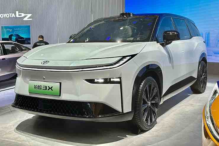 Auto elettrica Toyota