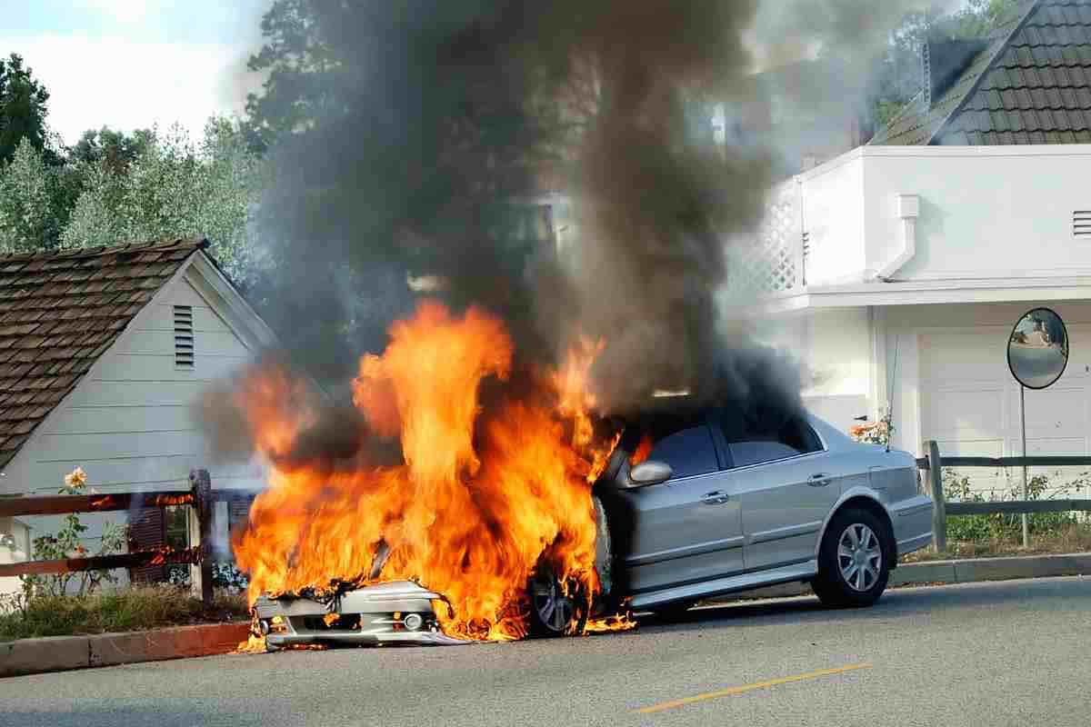 Fiamme auto elettrica