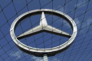 Mercedes protesta UE