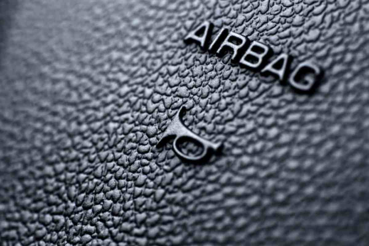 Originariamente concepiti come cuscini gonfiabili per attutire gli urti, la loro evoluzione tecnologica e normativa ha segnato una rivoluzione