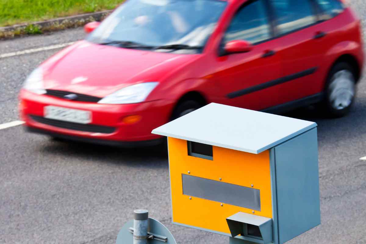 macchina rossa Addio alla paura di beccare autovelox