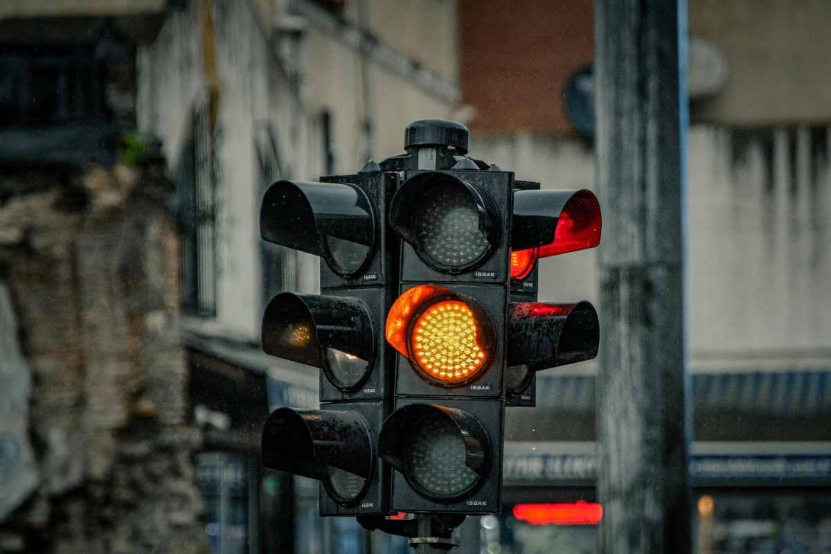 Passare con il semaforo giallo, quando scatta la sanzione, ecco i dettagli che non conosci