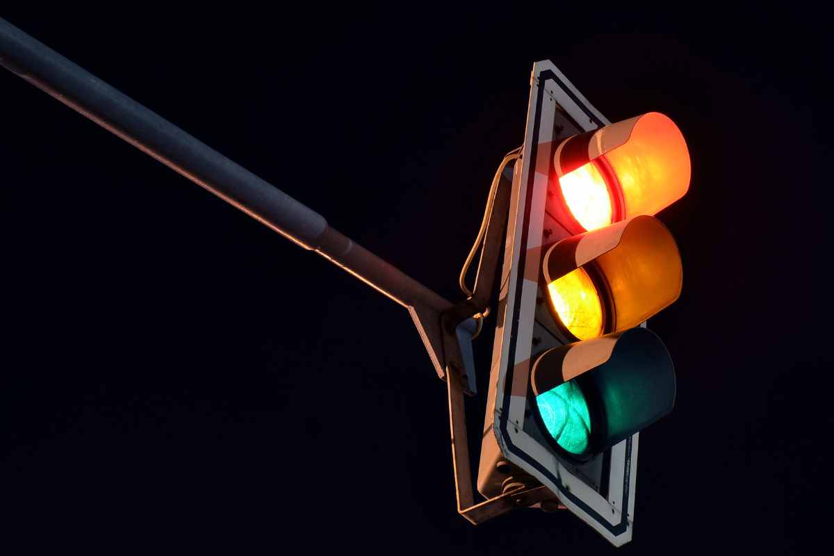 semaforo giallo Passare con il semaforo giallo, quando scatta la sanzione