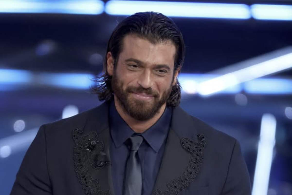 In effetti, anche le sue auto hanno guadagnato una certa notorietà, riflettendo il suo stile di vita esclusivo e la sua passione per il lusso e le performance.