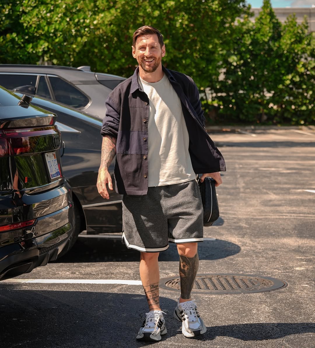 Messi in un parcheggio di auto