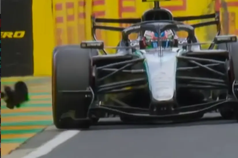 Mercedes di Kimi Antonelli in pista durante le qualifiche di Formula 1 a Melbourne dopo l'errore del cooler dimenticato ai box