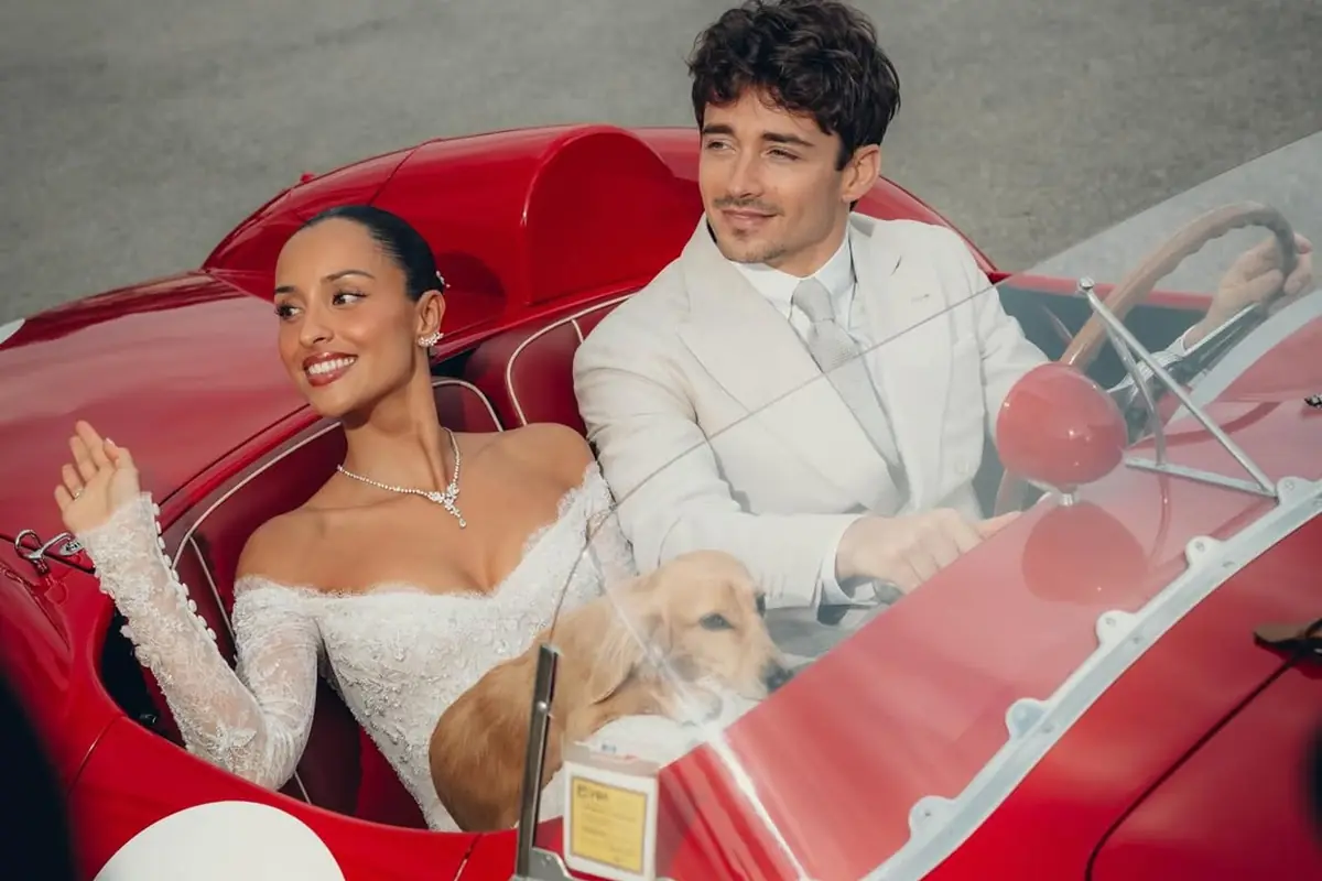 Charles Leclerc e Alexandra Saint Mleux a bordo della Ferrari 250 Testa Rossa durante il matrimonio a Monte Carlo