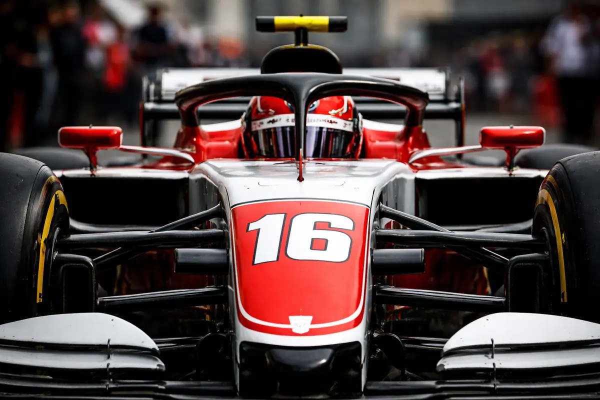 numero del pilota sulla monoposto di Formula 1 in primo piano